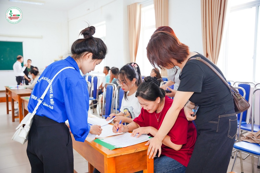 Trường Cao đẳng Dược Hà Nội đào tạo những ngành nào là câu hỏi luôn được nhiều thí sinh quan tâm