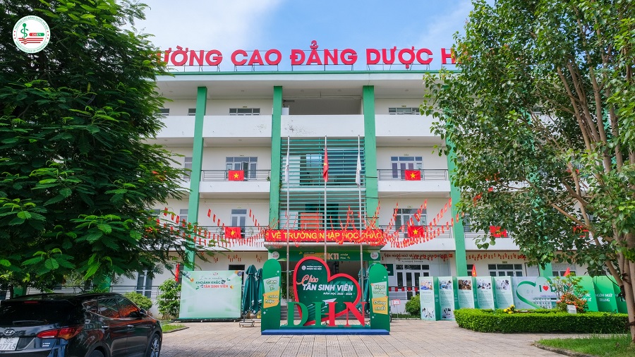 Trường Cao đẳng Dược Hà Nội được trang trí chào đón năm học mới