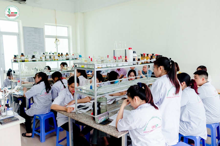 Giờ học thực hành giúp sinh viên rèn kỹ năng chuyên môn và tích lũy kinh nghiệm thực tế