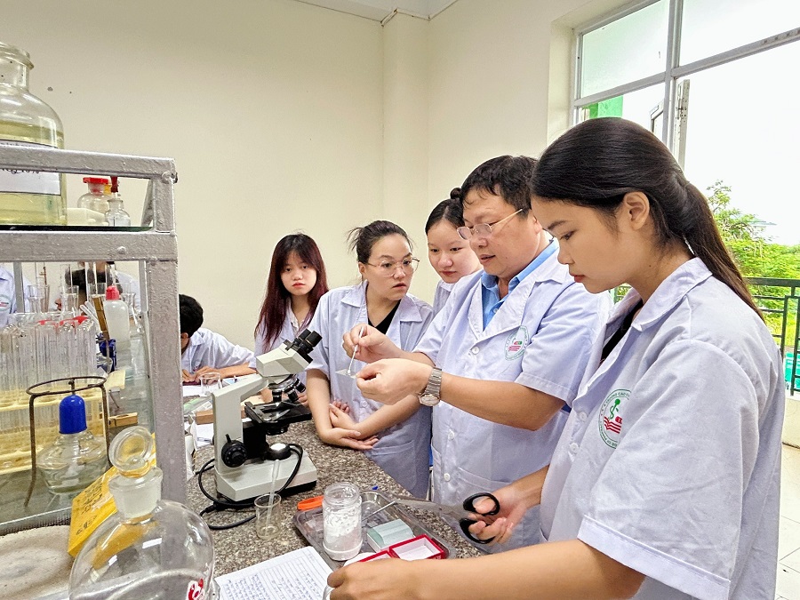 Sinh viên ngành Dược say mê thực hành trong phòng thí nghiệm tại Trường Cao đẳng Dược Hà Nội