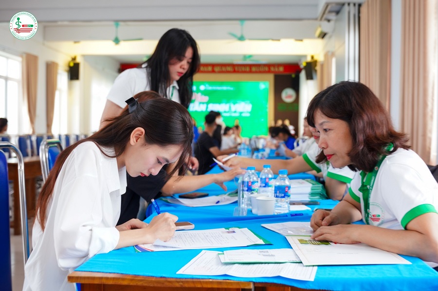 Thí sinh có thể nộp hồ sơ xét tuyển trực tiếp tại trường Cao đẳng Dược Hà Nội.