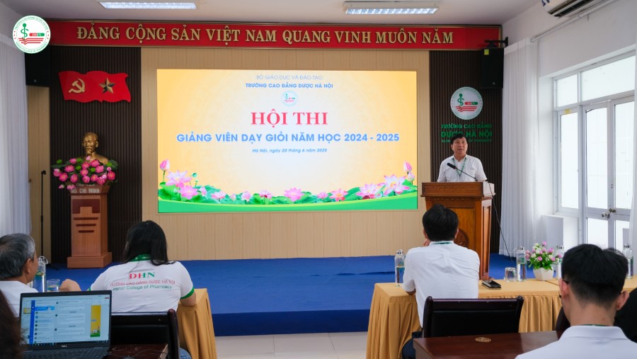 Thầy Lê Đình Mạnh - Trưởng phòng Đào tạo phát biểu khai mạc tại Hội thi Giảng viên dạy giỏi