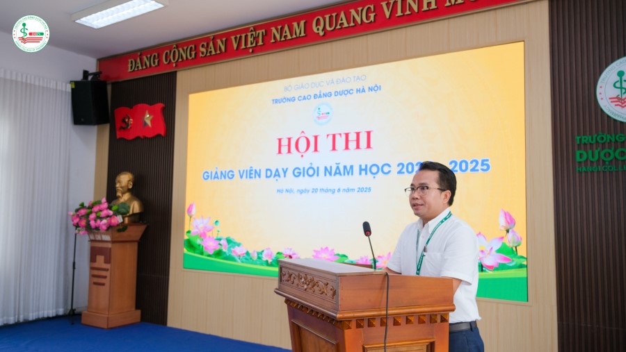 Thầy Đường Xuân Tùng - Hiệu trưởng Nhà trường phát biểu khai mạc tại Hội thi Giảng viên dạy giỏi
