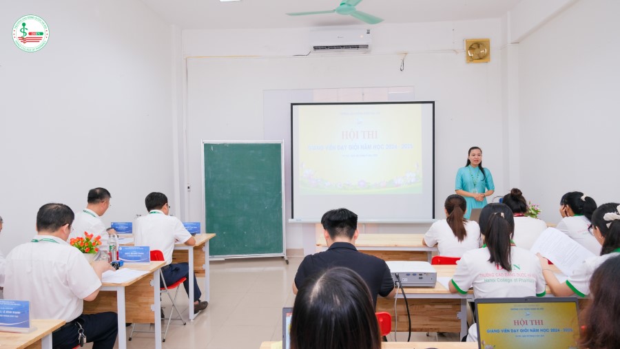 Cô Nguyễn Thị Vân - Giảng viên khoa Dược giảng dạy tại Hội thi