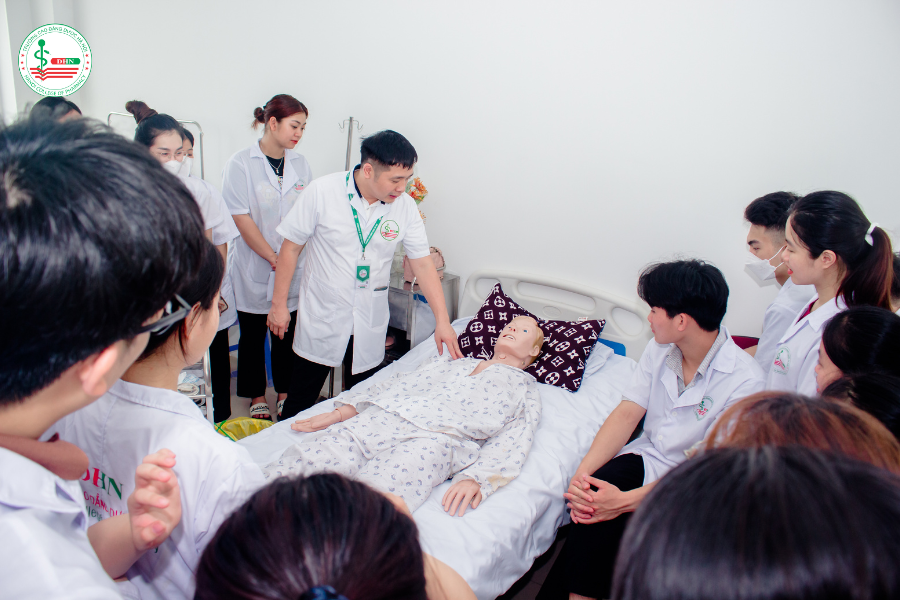 Lớp học chứng chỉ phục hồi chức năng là chương trình đào tạo nghề ngắn hạn, thường kéo dài từ 2 đến 3 tháng