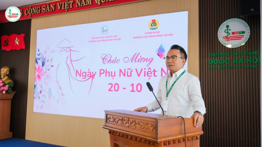  Thầy Đường Xuân Tùng – Hiệu trưởng Trường Cao đẳng Dược Hà Nội đã gửi lời chúc mừng nồng nhiệt tới toàn thể nữ cán bộ, giảng viên và sinh viên của Nhà trường