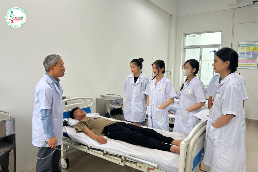 Đội ngũ giảng vi&ecirc;n trường Cao đẳng Dược H&agrave; N&ocirc;i l&agrave; c&aacute;c thầy c&ocirc; c&oacute; tr&igrave;nh độ chuy&ecirc;n khoa Y học cổ truyền