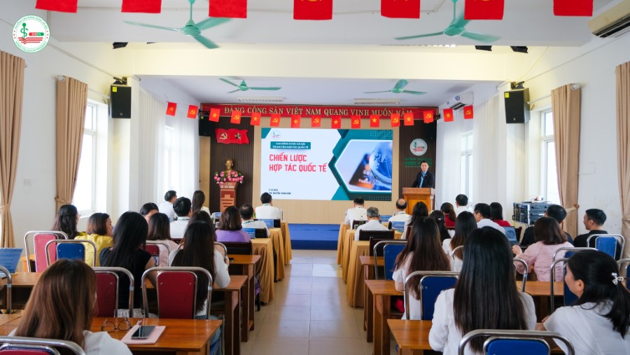 Thầy Nguyễn Thành Kính - Phó Hiệu trưởng nhà trường trình bày chiến lược về Chương trình Hộ lý/Điều dưỡng Sakura & Đặc định làm việc tại Nhật Bản