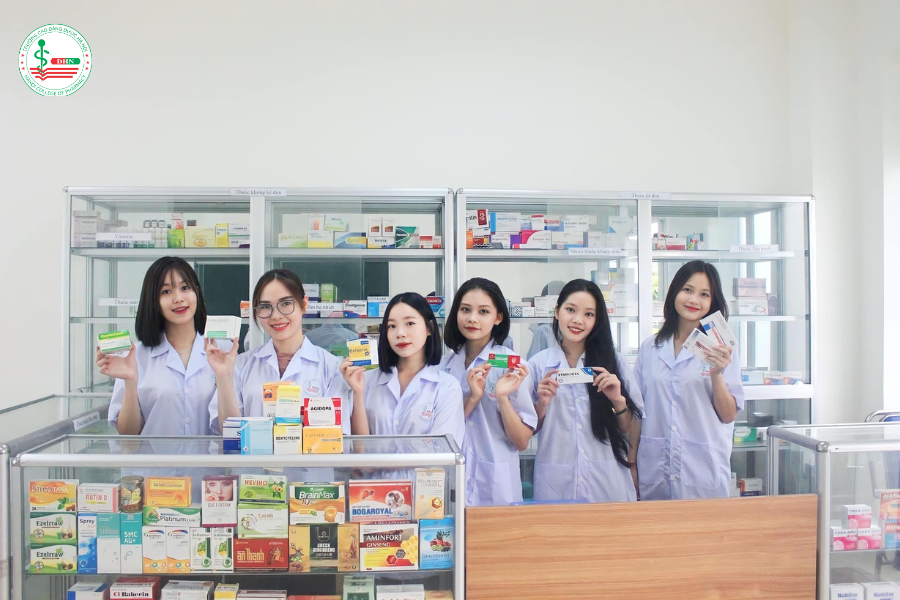 Khi nhắc đến câu hỏi: “Ngành Dược làm việc ở đâu?”, nhiều người chỉ nghĩ đến nhà thuốc hoặc bệnh viện