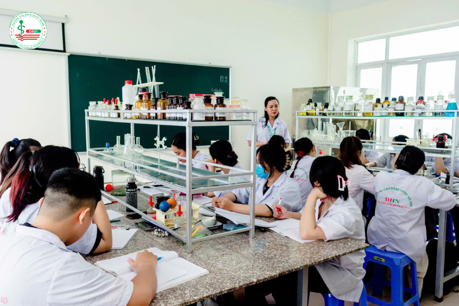 Trường Cao đẳng Dược Hà Nội có hệ thống phòng thí nghiệm, nhà thuốc mô phỏng đạt chuẩn hỗ trợ sinh viên trải nghiệm môi trường gần với thực tế