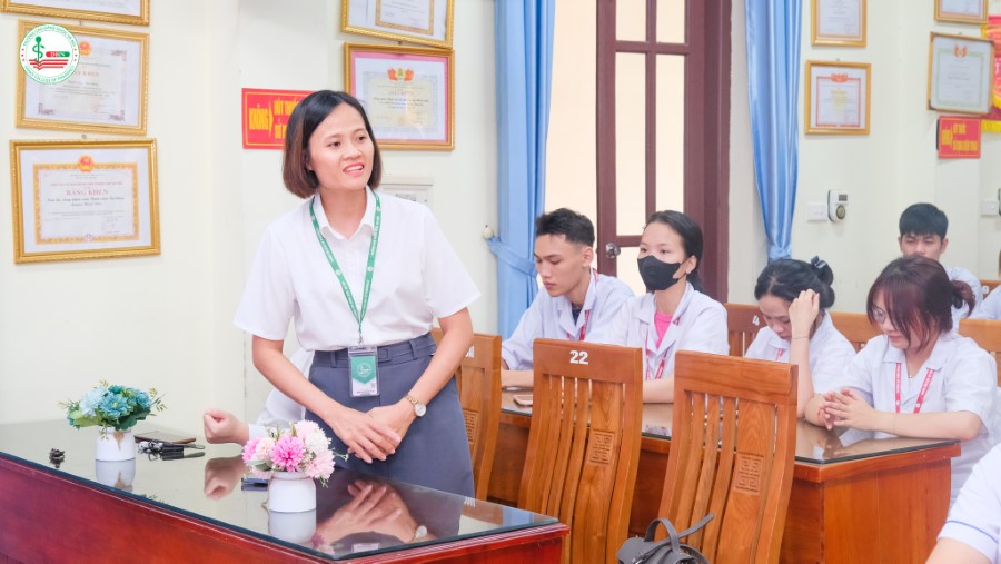 Cô Nguyễn Thị Hương đại diện Trường Cao đẳng Dược Hà Nội đã gửi lời cảm ơn sâu sắc và chân thành nhất tới Ban Lãnh đạo, cùng toàn thể cán bộ, y bác sĩ và điều dưỡng viên của Bệnh viện Đa khoa Hoài Đức