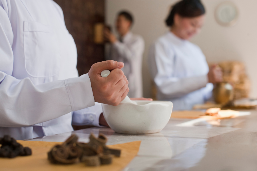 Với YHCT, sau khi ho&agrave;n th&agrave;nh chương tr&igrave;nh học v&agrave; c&oacute; chứng chỉ h&agrave;nh nghề, bạn ho&agrave;n to&agrave;n c&oacute; thể tự mở ph&ograve;ng chẩn trị Đ&ocirc;ng y