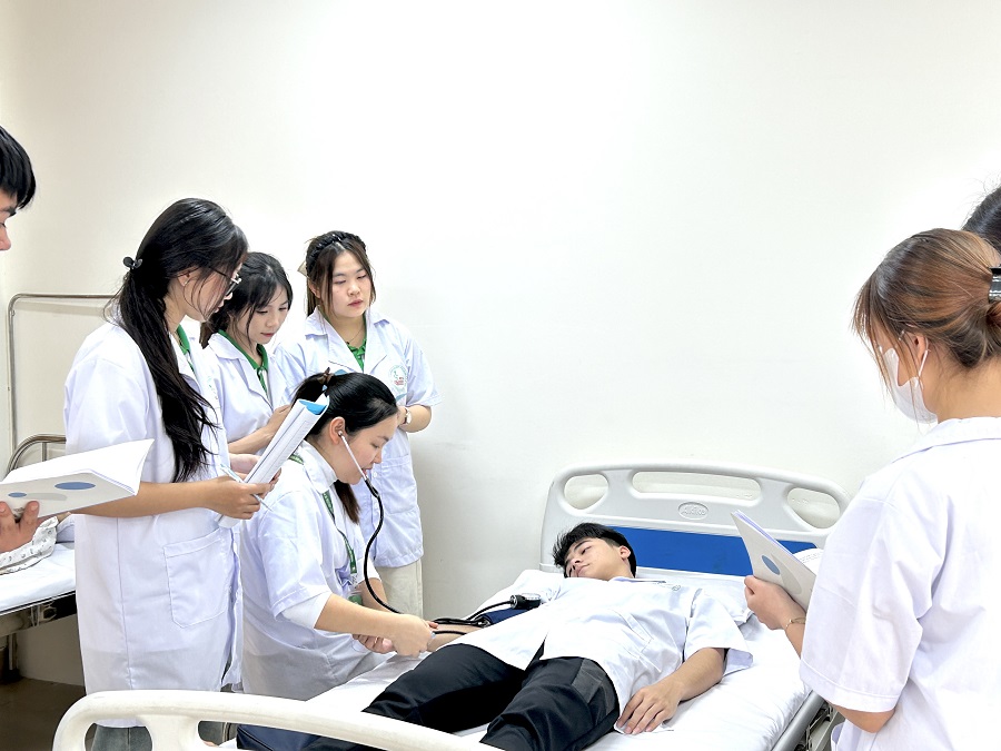 Với chương tr&igrave;nh đ&agrave;o tạo khoa học, hiện đại với nhiều ch&iacute;nh s&aacute;ch ưu việt, thời lượng học thực tế, thực h&agrave;nh l&ecirc;n đến hơn 70% gi&uacute;p sinh vi&ecirc;n kh&ocirc;ng c&ograve;n băn khoăn &ldquo;ng&agrave;nh Điều dưỡng ra c&oacute; dễ xin việc kh&ocirc;ng&rdquo;.