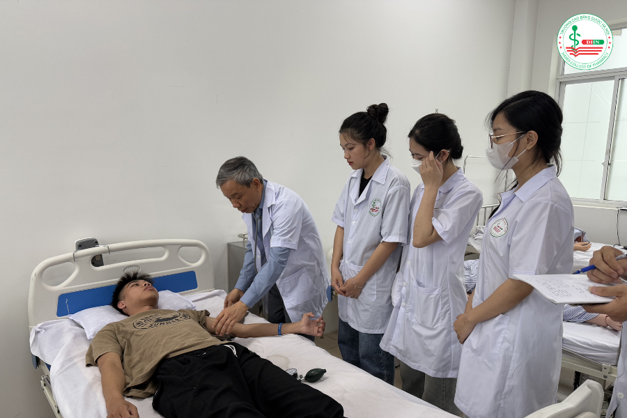 Trường Cao đẳng Dược H&agrave; Nội l&agrave; sự lựa chọn uy t&iacute;n d&agrave;nh cho bạn đăng k&yacute; học online ng&agrave;nh điều dưỡng