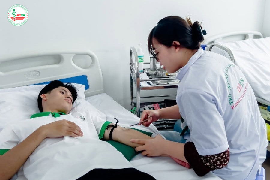 Theo định hướng ph&aacute;t triển của ng&agrave;nh Y tế, c&aacute;n bộ l&agrave;m việc tại c&aacute;c bệnh viện, trung t&acirc;m y tế hay ph&ograve;ng kh&aacute;m đa khoa đều cần đạt tr&igrave;nh độ tối thiểu từ Cao đẳng