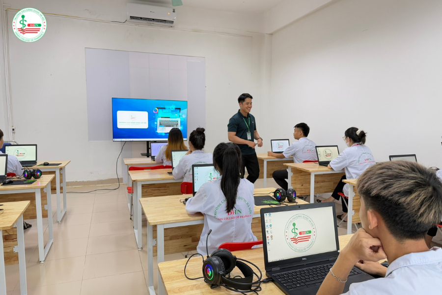 Trường Cao đẳng Dược H&agrave; Nội chủ động t&iacute;ch hợp đ&agrave;o tạo c&aacute;c kỹ năng mềm cốt l&otilde;i, tin học văn ph&ograve;ng v&agrave; tiếng Anh giao tiếp cho sinh vi&ecirc;n
