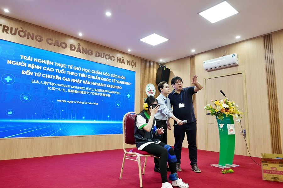 Với hơn 70% số tiết l&agrave; học thực h&agrave;nh, sinh vi&ecirc;n ng&agrave;nh Điều dưỡng của Trường Cao đẳng Dược H&agrave; Nội c&oacute; nhiều thời gian đi thực tế, thực tập tại nhiều bệnh viện, cơ sở y tế.