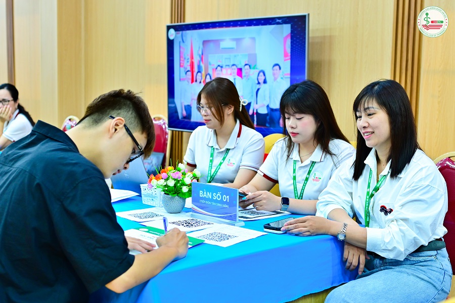 Cả ng&agrave;nh Dược v&agrave; Điều dưỡng đều thuộc nh&oacute;m ng&agrave;nh sức khỏe v&agrave; c&oacute; sứ mệnh chăm s&oacute;c sức khỏe con người