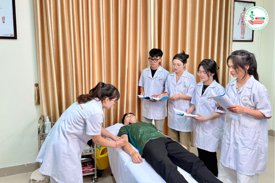 &nbsp;Trường Cao đẳng Dược H&agrave; Nội l&agrave; cơ sở đ&agrave;o tạo ng&agrave;nh y học cổ truyền hệ cao đẳng uy t&iacute;n