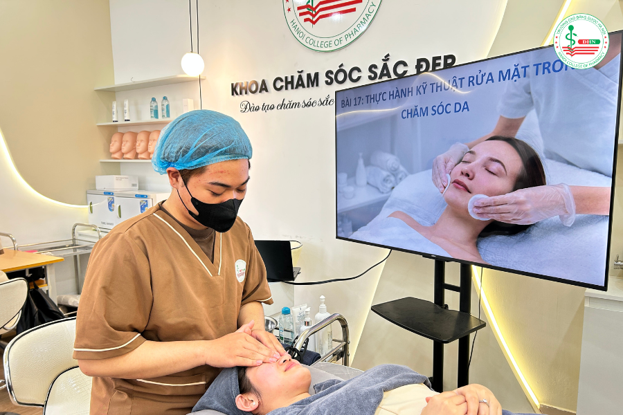 Ng&agrave;nh chăm s&oacute;c sắc đẹp l&agrave; lĩnh vực đ&agrave;o tạo chuy&ecirc;n s&acirc;u về c&aacute;c kỹ năng l&agrave;m đẹp như chăm s&oacute;c da, spa, trang điểm, phun xăm thẩm mỹ, chăm s&oacute;c t&oacute;c v&agrave; m&oacute;ng