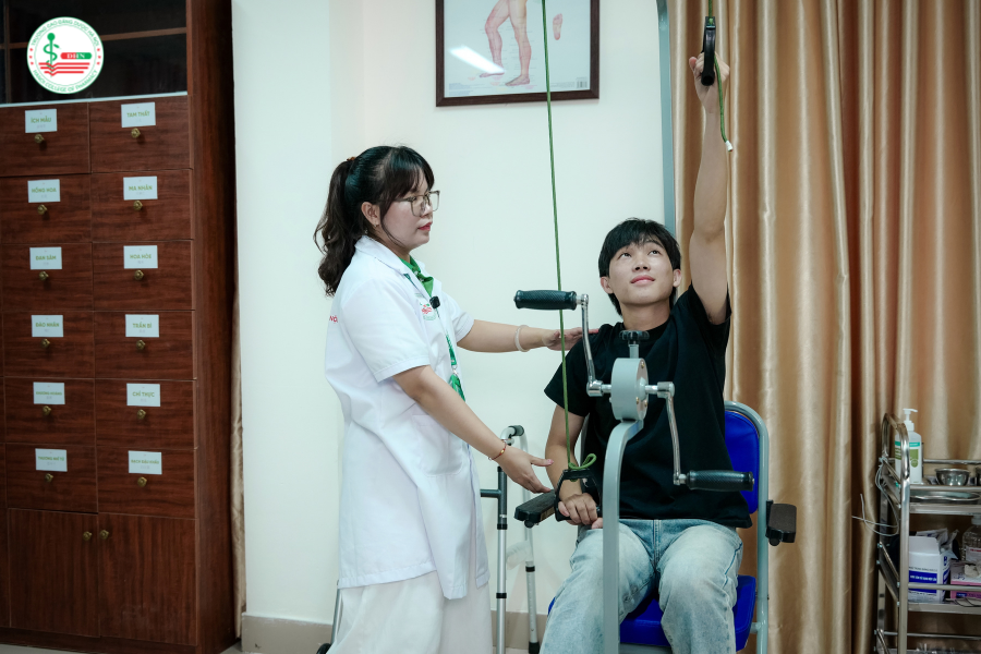 Vật l&yacute; trị liệu - Phục hồi chức năng gi&uacute;p người bệnh kh&ocirc;i phục vận động sau chấn thương, tai biến hoặc phẫu thuật