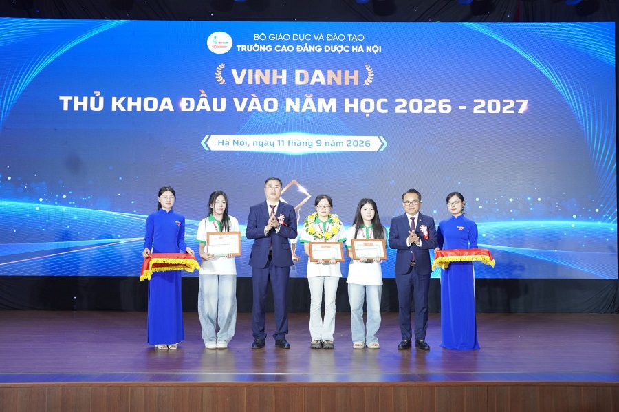 Đỗ Thị Thanh Tr&uacute;c tại lễ Vinh danh Thủ khoa đầu v&agrave;o năm 2026 tại Trường Cao đẳng Dược H&agrave; Nội.