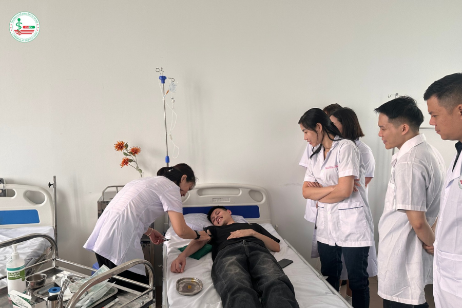 Giờ thực hành tại Cao đẳng Dược Hà Nội giúp học viên củng cố kiến thức và làm chủ kỹ thuật tiêm truyền một cách bài bản.