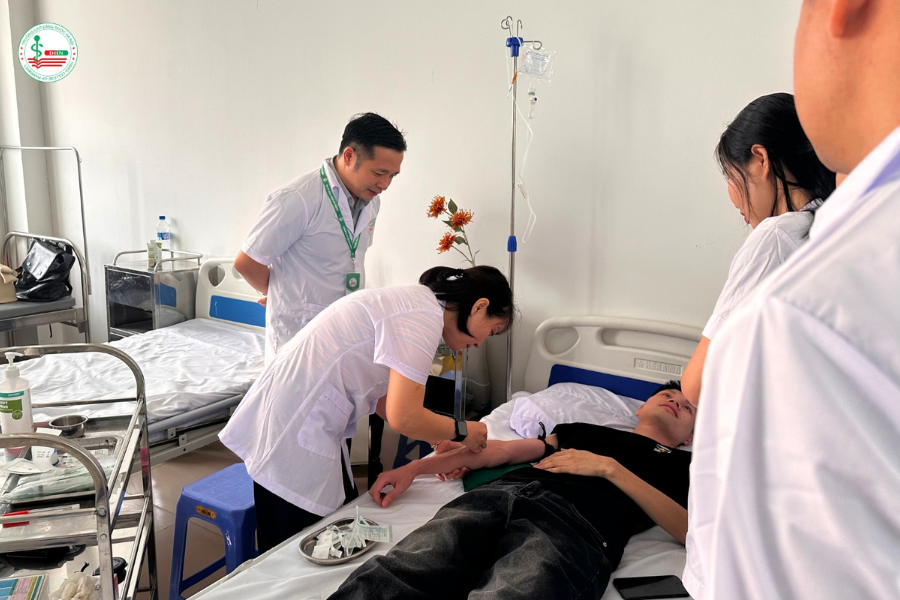 Học viên được hướng dẫn trực tiếp các thao tác tiêm, truyền dịch - kỹ năng cốt lõi trong chương trình bằng tiêm truyền cơ bản.