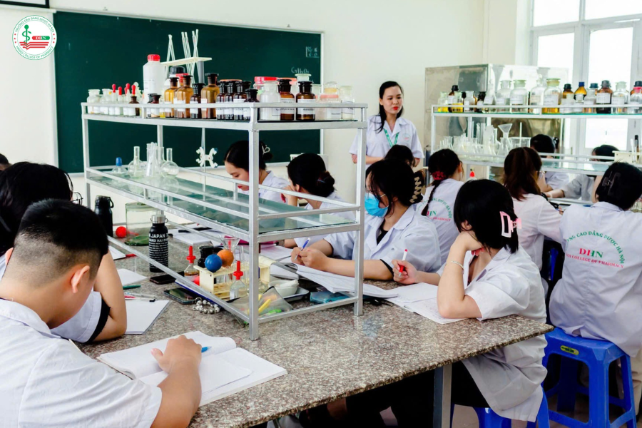 Trải nghiệm học tập gắn liền thực tế, yếu tố làm nên thương hiệu của một Cao đẳng Dược Hà Nội uy tín