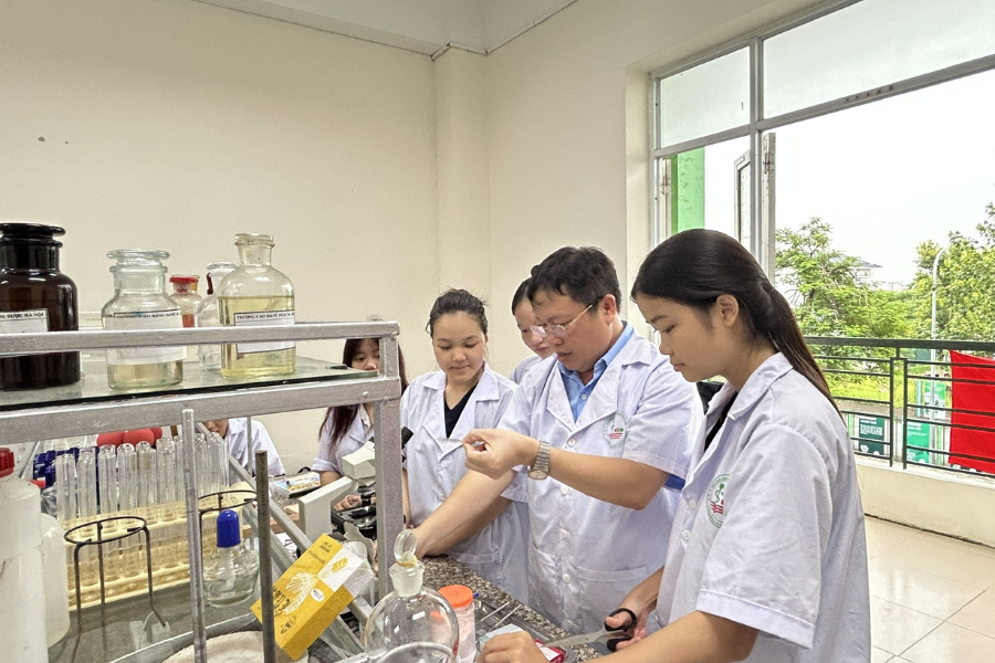 Giờ thực hành kiểm nghiệm dược liệu bằng phương pháp vật lý và hiển vi tại Cao đẳng Dược Hà Nội