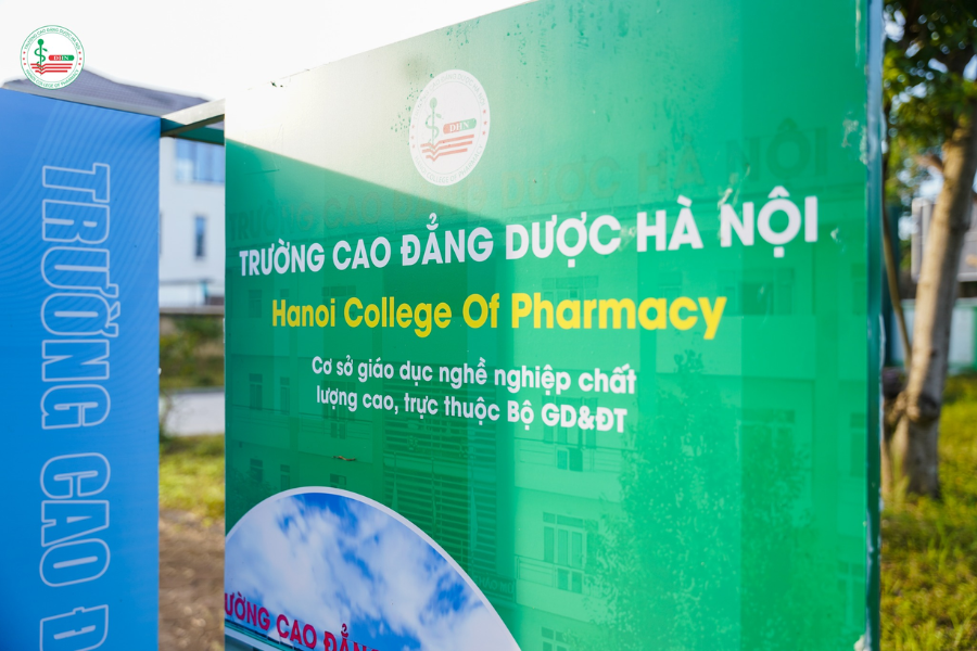 Nhiều học viên lựa chọn Cao đẳng Dược Hà Nội làm nơi học chứng chỉ tiêm truyền ở Hà Nội nhờ chương trình đào tạo chú trọng thực hành.