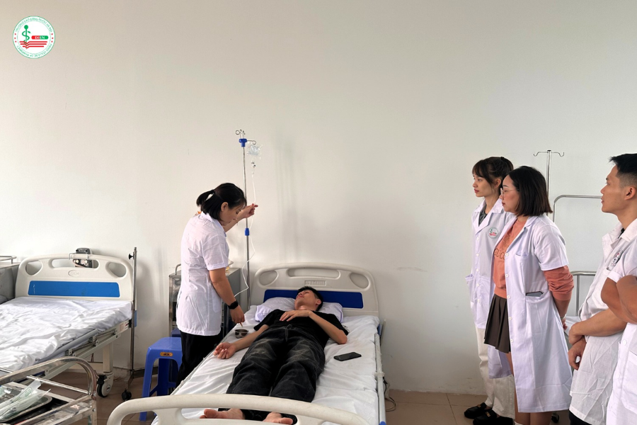 Mỗi học viên được hướng dẫn thực hành tiêm truyền đúng quy trình, đảm bảo an toàn tại Cao đẳng Dược Hà Nội.