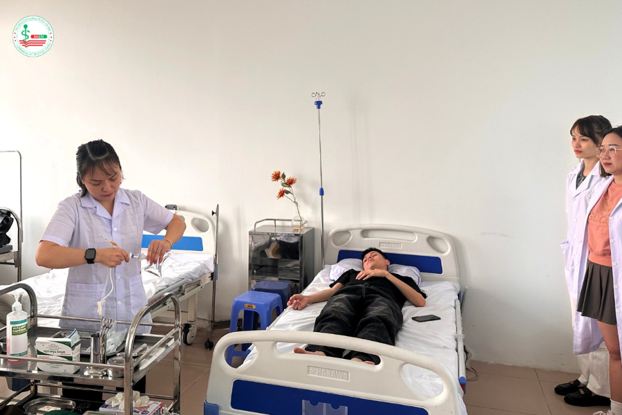 Học viên Cao đẳng Dược Hà Nội được hướng dẫn thực hành các kỹ thuật tiêm truyền, lấy ven, xử lý tình huống thực tế.