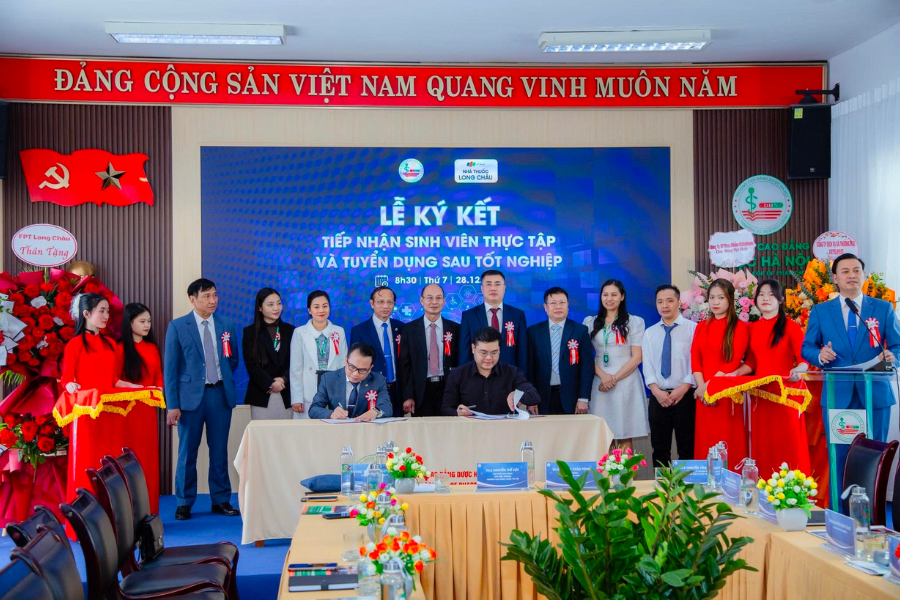 Trường Cao đẳng Dược Hà Nội ký kết thỏa thuận hợp tác với FPT Long Châu, mở rộng cơ hội nghề nghiệp cho sinh viên.
