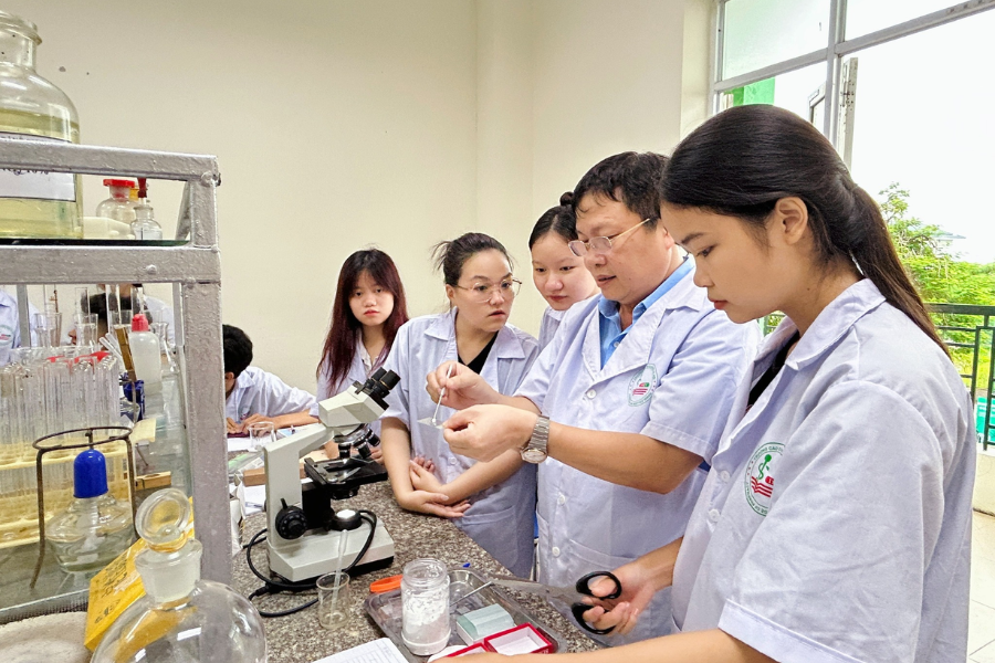 Giờ thực hành tại phòng thí nghiệm của sinh viên Cao đẳng Dược Hà Nội