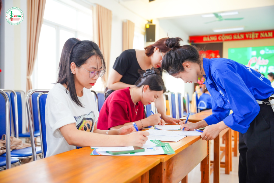 Tự tin đăng ký xét tuyển Cao đẳng Dược Hà Nội để mở ra hành trình học tập và nghề nghiệp mới