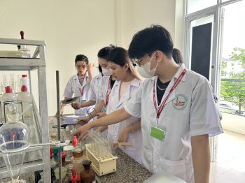 Ngành Dược học trường nào? Tại sao Cao đẳng Dược Hà Nội luôn là lựa chọn hàng đầu