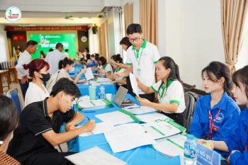 Trường Cao đẳng Dược Hà Nội rộn ràng không khí nhập học đợt 1 năm 2025