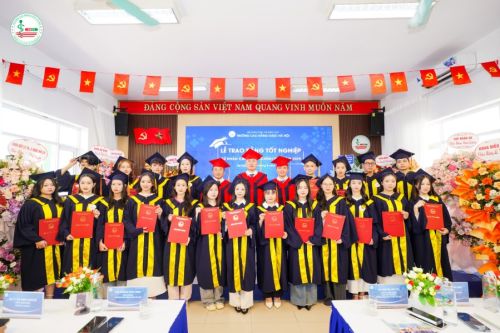 Lễ tốt nghiệp tân cử nhân Khóa 8