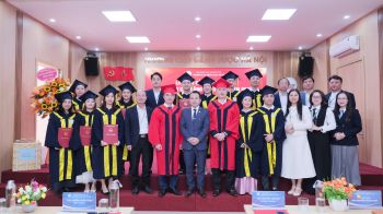 Trường Cao đẳng Dược Hà Nội tổ chức Lễ trao bằng tốt nghiệp cho sinh viên khóa 9