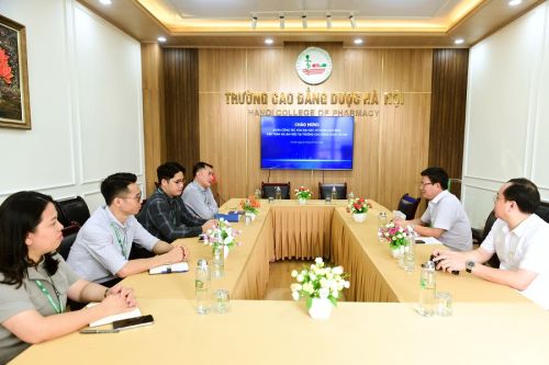 Đoàn công tác Trường Đại học Victoria Hòa Bình đến thăm và làm việc tại Trường Cao đẳng Dược Hà Nội