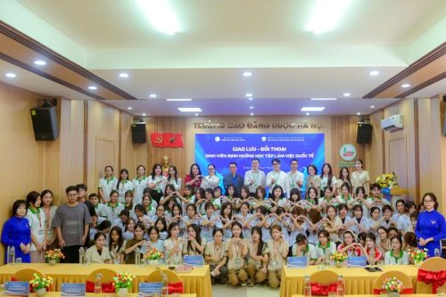 Trường Cao đẳng Dược Hà Nội đối thoại trực tiếp với sinh viên định hướng học tập và làm việc quốc tế