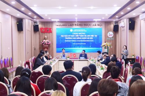 Đại học Ký Nam (Trung Quốc) đến thăm và làm việc tại Trường Cao đẳng Dược Hà Nội