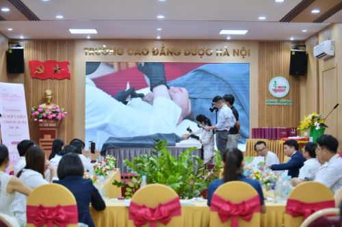 Từ lý thuyết đến thực hành: Sinh viên khám phá công nghệ MTS tại Hội thảo “Kết hợp Y khoa trong Chăm sóc sắc đẹp hiện đại”