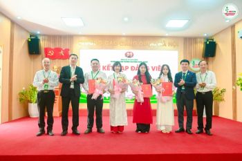 Lễ kết nạp Đảng viên và công bố Quyết định chuyển Đảng chính thức tại Chi bộ Phân hiệu Trường Cao đẳng Dược Hà Nội