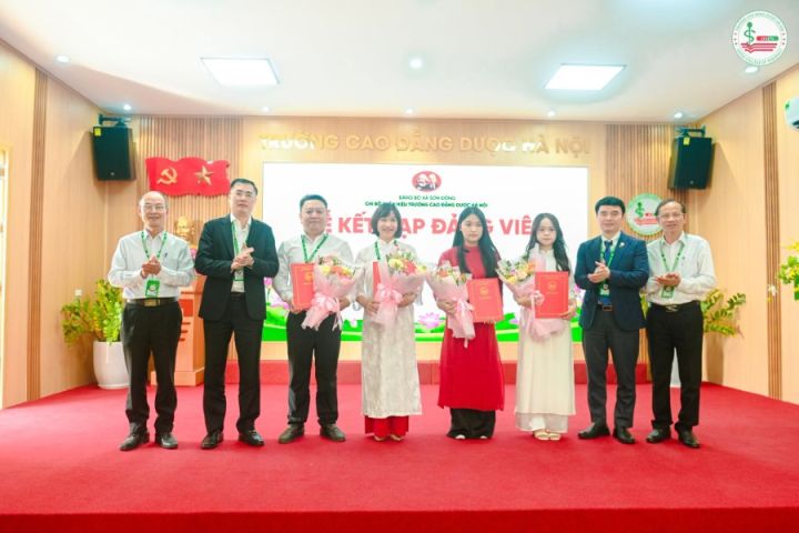 Lễ kết nạp Đảng viên và công bố Quyết định chuyển Đảng chính thức tại Chi bộ Phân hiệu Trường Cao đẳng Dược Hà Nội