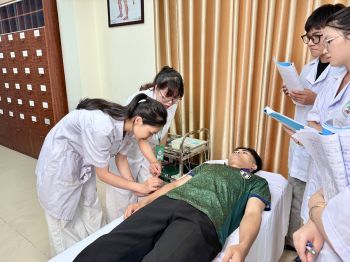 Ngành Y học cổ truyền xét học bạ không? Trường đào tạo Y học cổ truyền uy tín