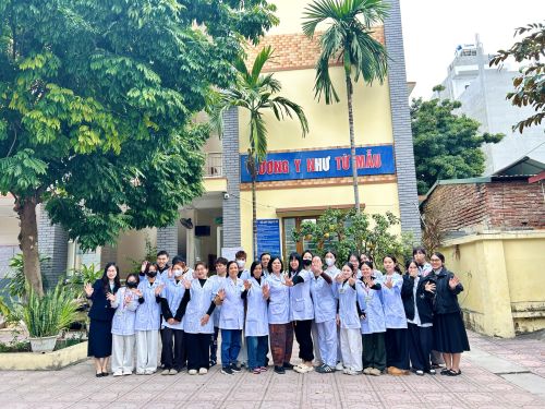 Sinh viên Điều dưỡng lớp tham gia thực tập cộng đồng tại Trạm Y tế phường Tây Mỗ