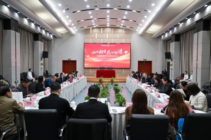 Trường Cao đẳng Dược Hà Nội thăm và làm việc tại Trường Kỹ thuật Nghề Vô Tích (Trung Quốc)