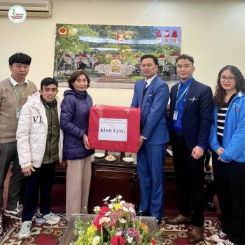 Trường Cao đẳng Dược Hà Nội thăm và tặng quà Tết cho Làng Hữu Nghị Việt Nam